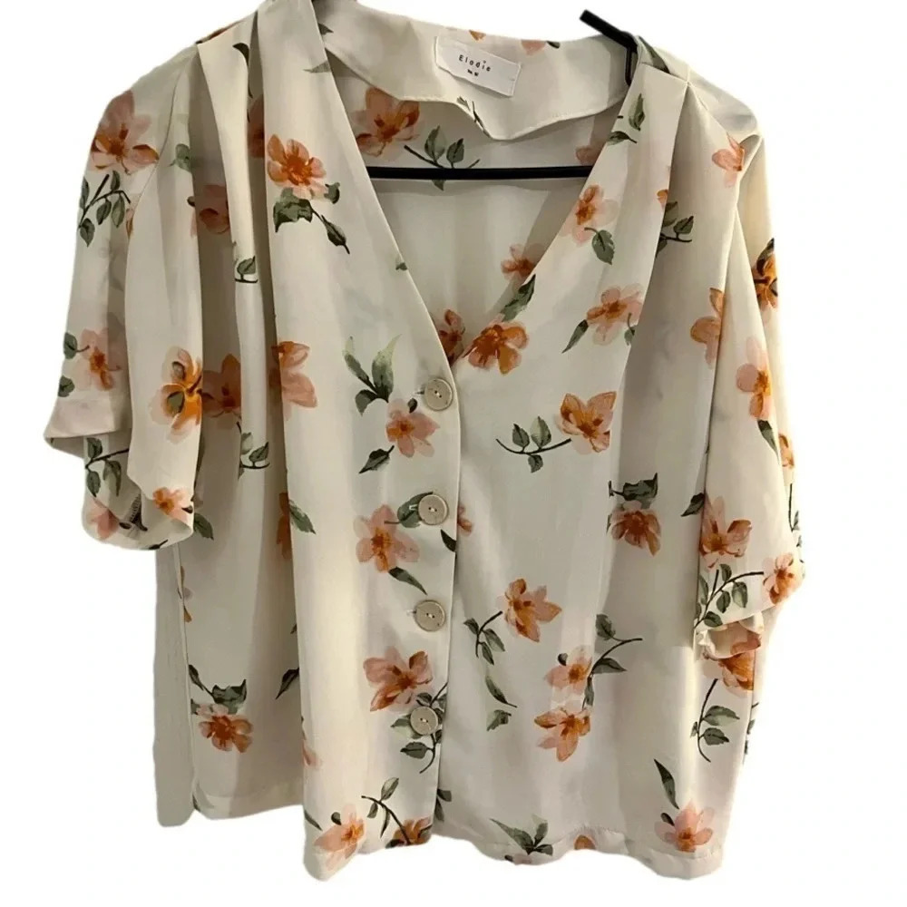 Elodie Blouse white with floral accent. Bottoms down front. Like new size medium